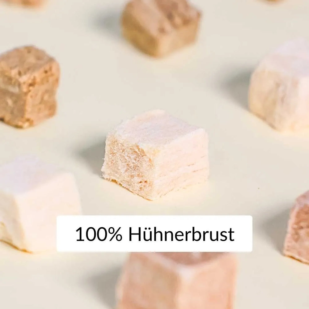 Nahaufnahme von gefriergetrocknete katzensnack aus reiner hühnerbrust für katzen – Rumblebox