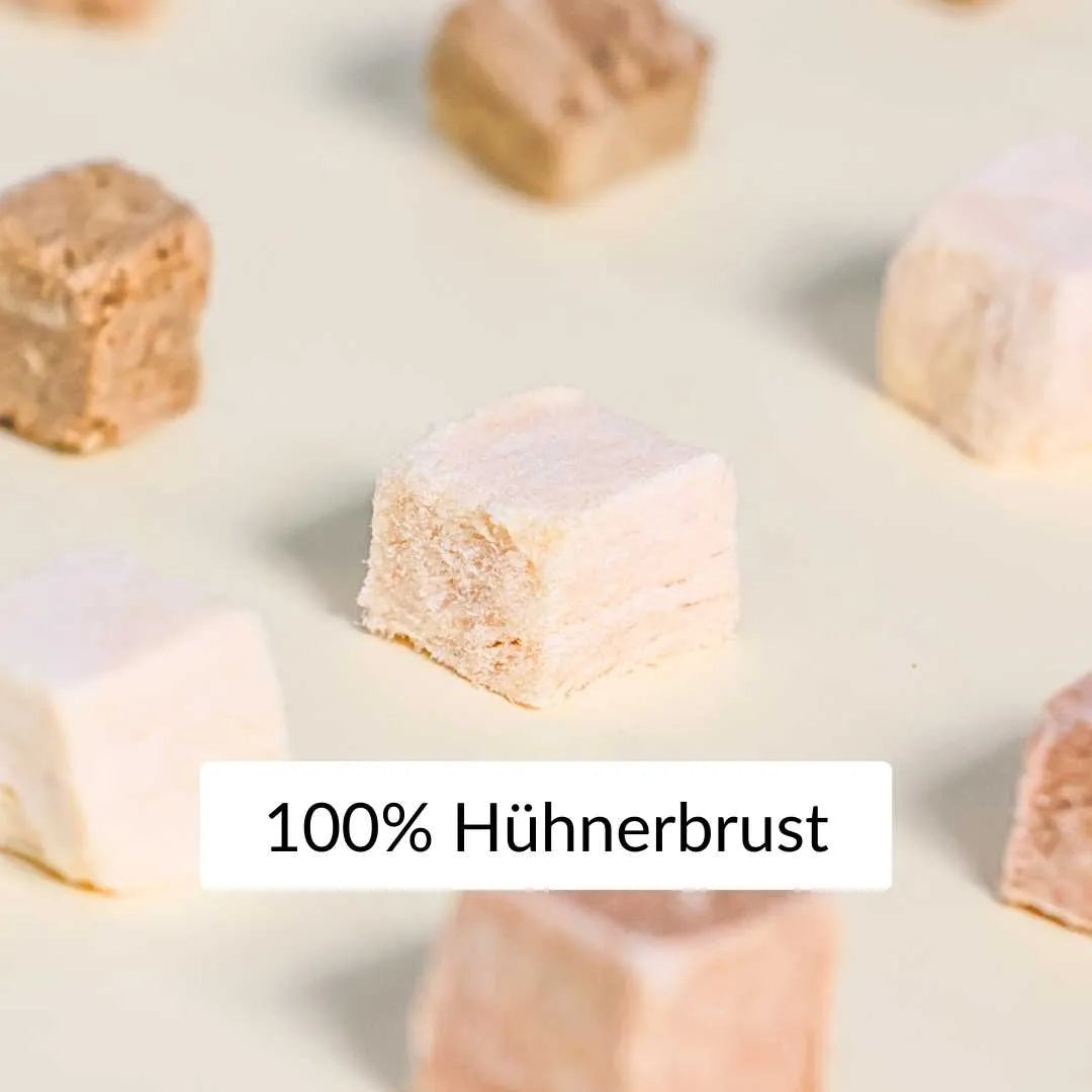 Nahaufnahme von gefriergetrocknete katzensnack aus reiner hühnerbrust für katzen – Rumblebox