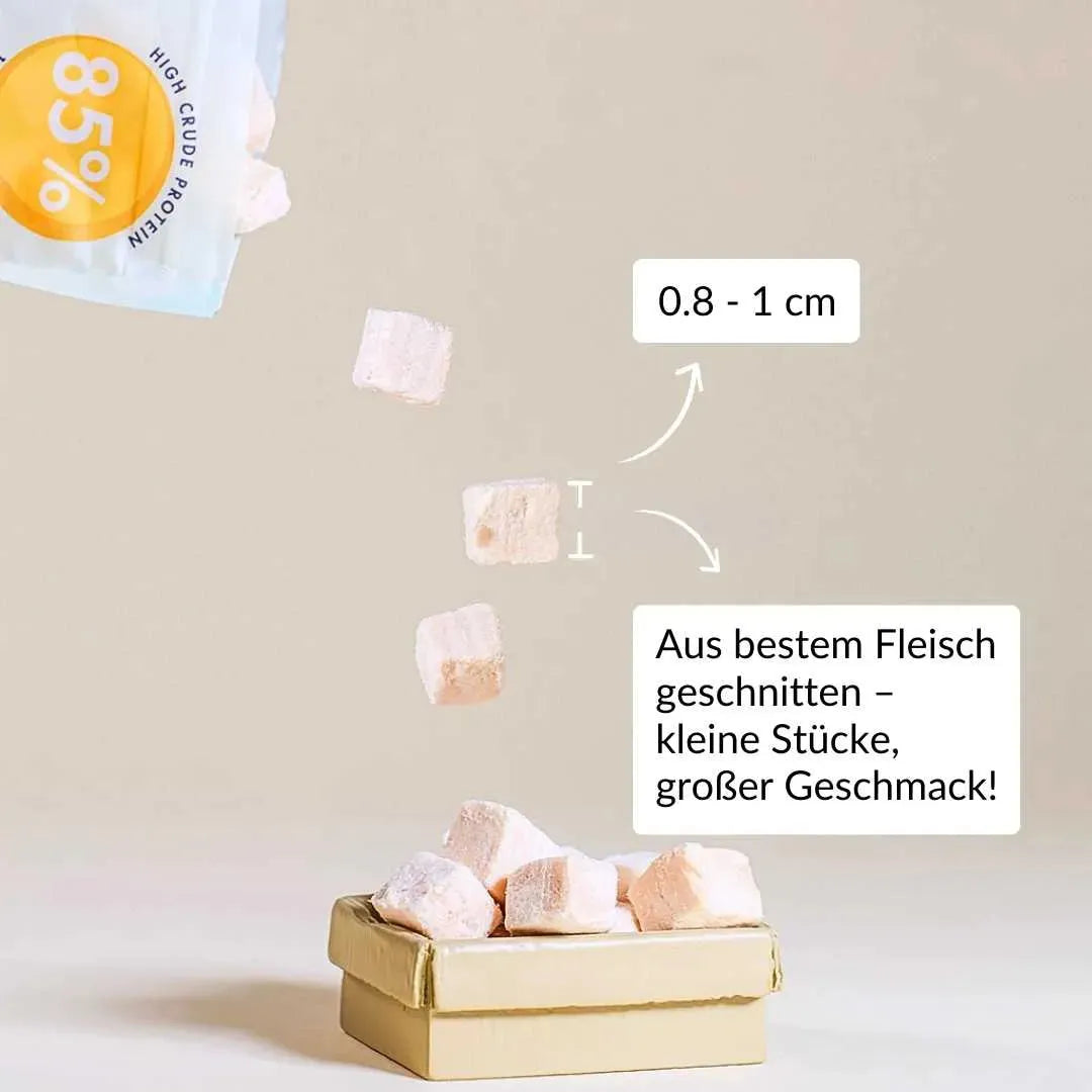 Knusprige, gefriergetrocknete Fleischwürfel in Bewegung – perfekt als katzen leckerli gefriergetrocknet oder getrocknete entenbrust katze. – rumblebox