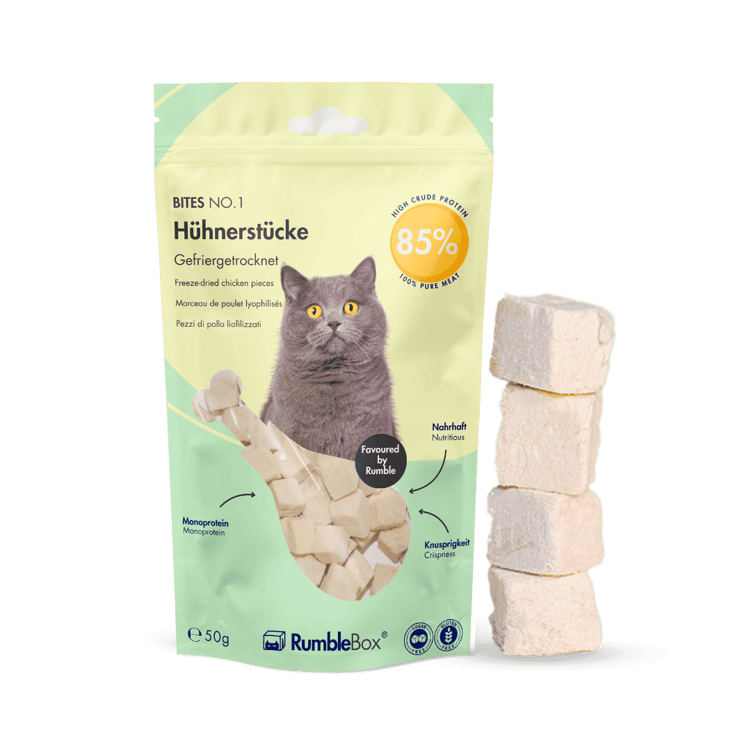 Freeze-dried chicken bites for cats; 85% protein, 50g, natural, and crunchy, in a resealable green pouch.