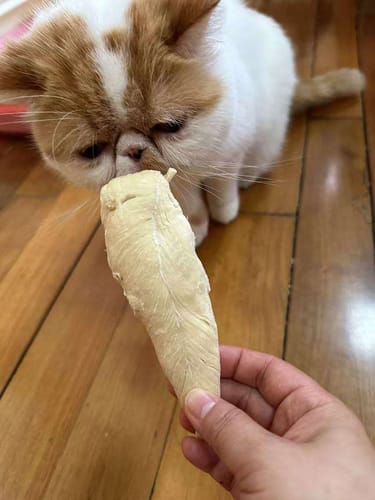 Danke, dass du bis hierhin gelesen hast – das bedeutet uns echt viel! Wir hoffen, du konntest was mitnehmen und vielleicht freut sich auch deine Katze schon auf ein kleines Extra. Bis bald und ganz viele Schnurrgrüße!ÜbrigensViele Katzeneltern achten beim Hauptfutter genau auf die Inhaltsstoffe, vergessen dabei aber oft die Leckerlis. Dabei stecken gerade in Snacks oft Zucker, Getreide und künstliche Zusätze, die auf Dauer der Gesundheit schaden können. Wer seine Katze wirklich rundum gesund ernähren will, sollte auch hier auf Natürlichkeit setzen: Hypoallergene Leckerlis ohne Zusatzstoffe – natürlich von RumbleBox. Perfekt als Belohnung, beim Training oder einfach für zwischendurch.