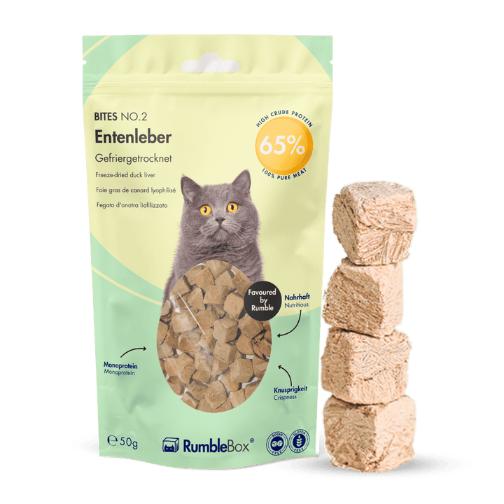 RumbleBox Bites No. 2 gefriergetrocknete Entenleber, 50 g, neben vier Leberwürfeln.